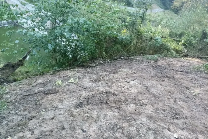 Fläche nach Entfernung der Plane Kahle Erdfläche nach Entfernung der Plane