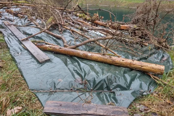 Abdecken mit Plane Fläche mit Plane abgedeckt